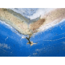 Vodný kameň na dne a schodíkoch bazéna