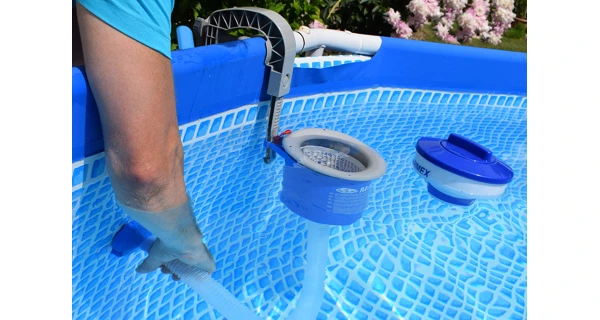 Univerzálny závesný skimmer