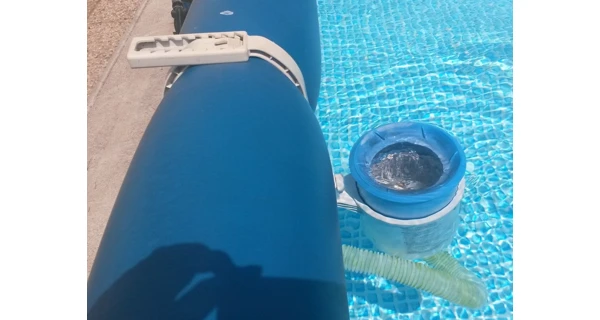 Závesný skimmer k bazénom