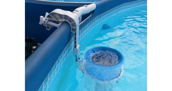 Závesný skimmer k bazénom
