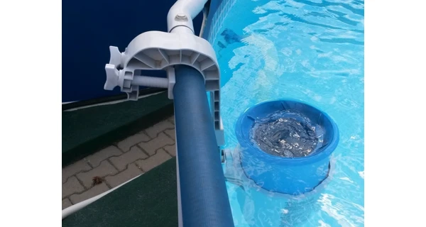 Závesný skimmer k bazénom
